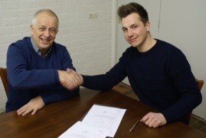 Voorzitter Frans Bruinsma (links) en Christ van Dorst ondertekenen het contract.